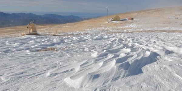 在积雪覆盖的山坡上的INSTAAR研究